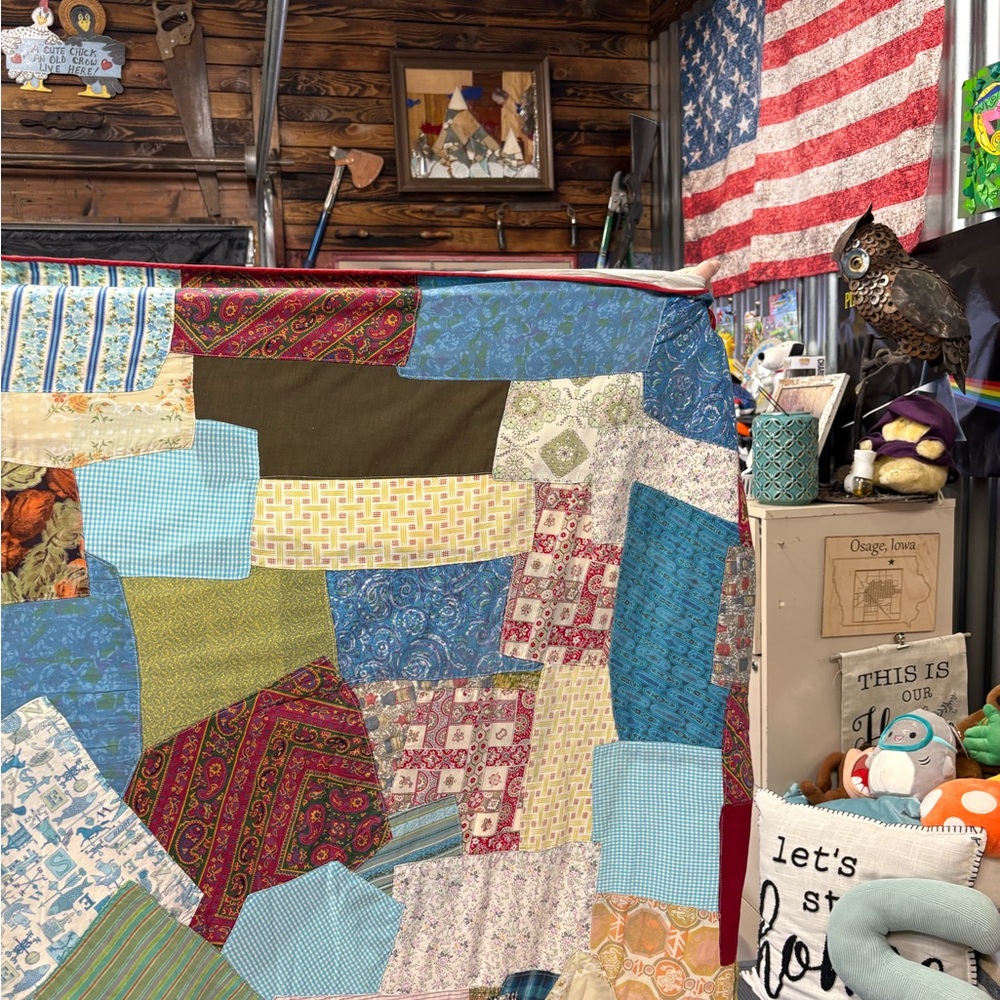 Vibrant Patchwork Quilt Had Made Vintage Fabric - Picture 4 of 15